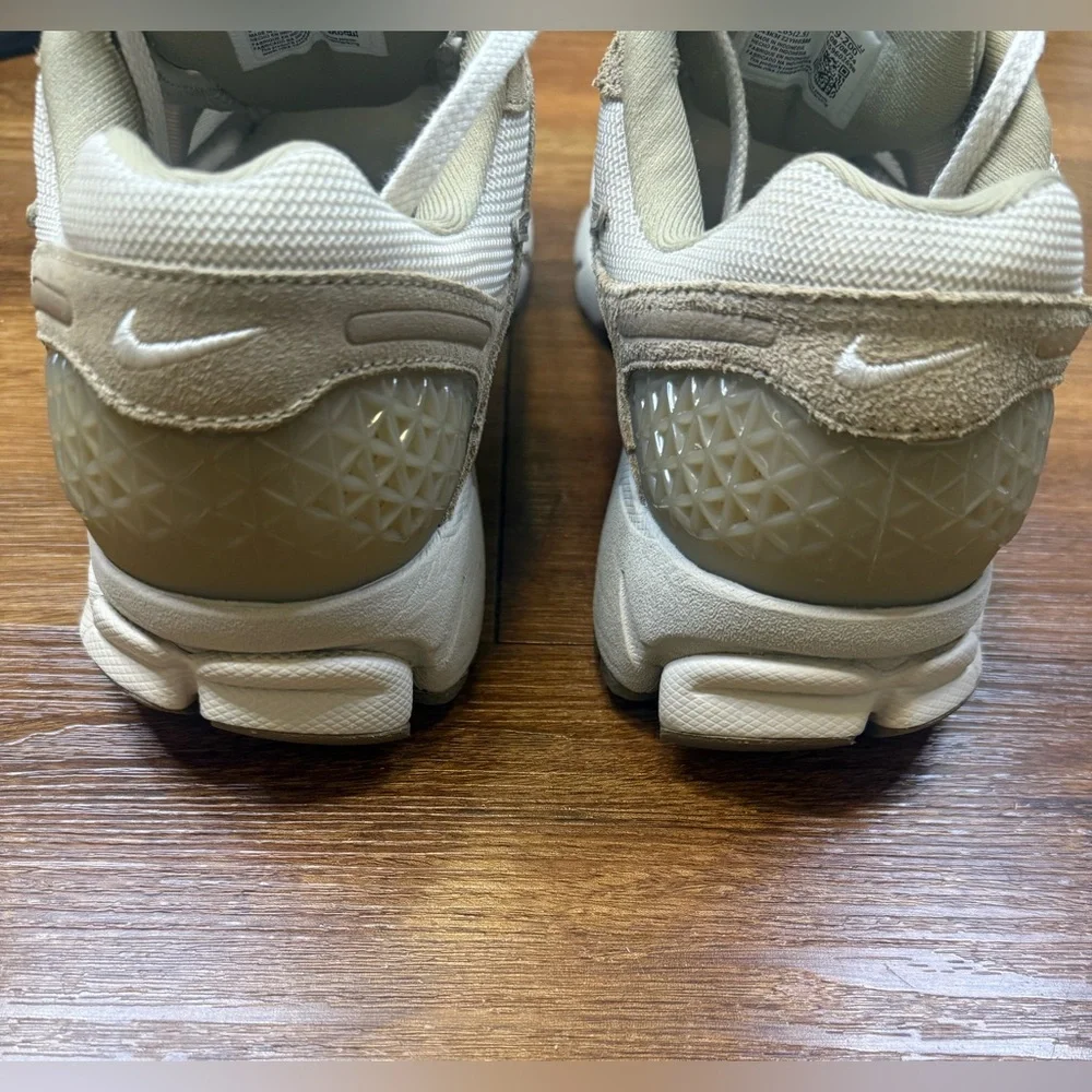 NIKE Zoom Vomero 5 Men’s 8.5/ Women’s 10 - Picture 7 of 9